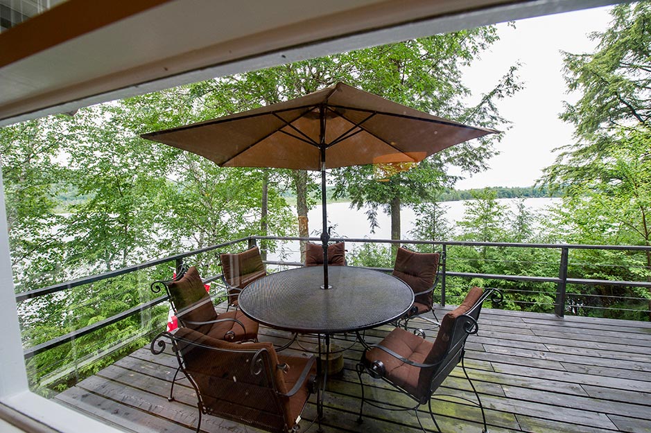 Cottage 49 deck dining area overlooking the lake